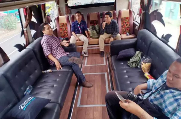 sewa bus mewah Bekasi fasilitas Sofa
