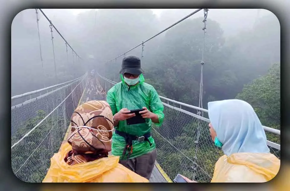 Pengalaman Menjelajah Jembatan Gantung Terpanjang di Indonesia