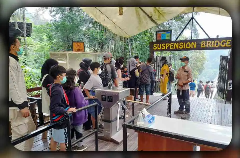 Wisata Keluarga ke Jembatan Gantung Situ Gunung