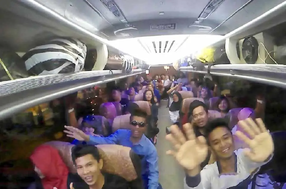 bus pariwisata Depok fasilitas ambient light