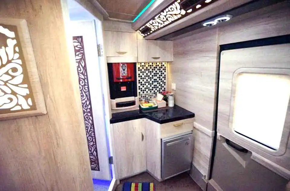 bus pariwisata luxury dengan dispenser dan kulkas