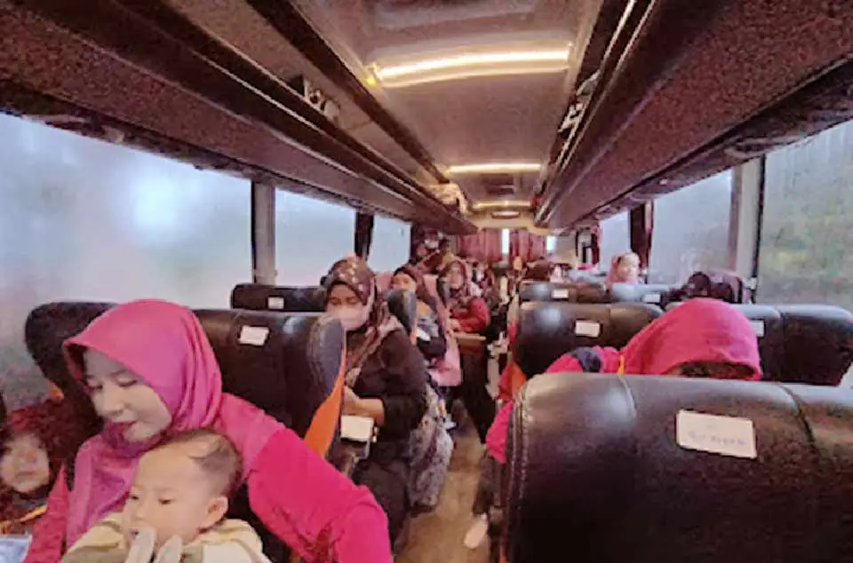 bus pariwisata suspensi udara terbaik di Bogor