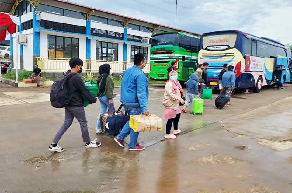 efisiensi biaya sewa bus per kursi