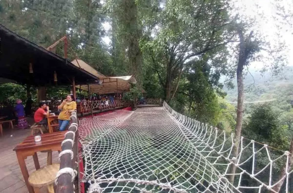 fasilitas paket VIP Situ Gunung Suspension Bridge