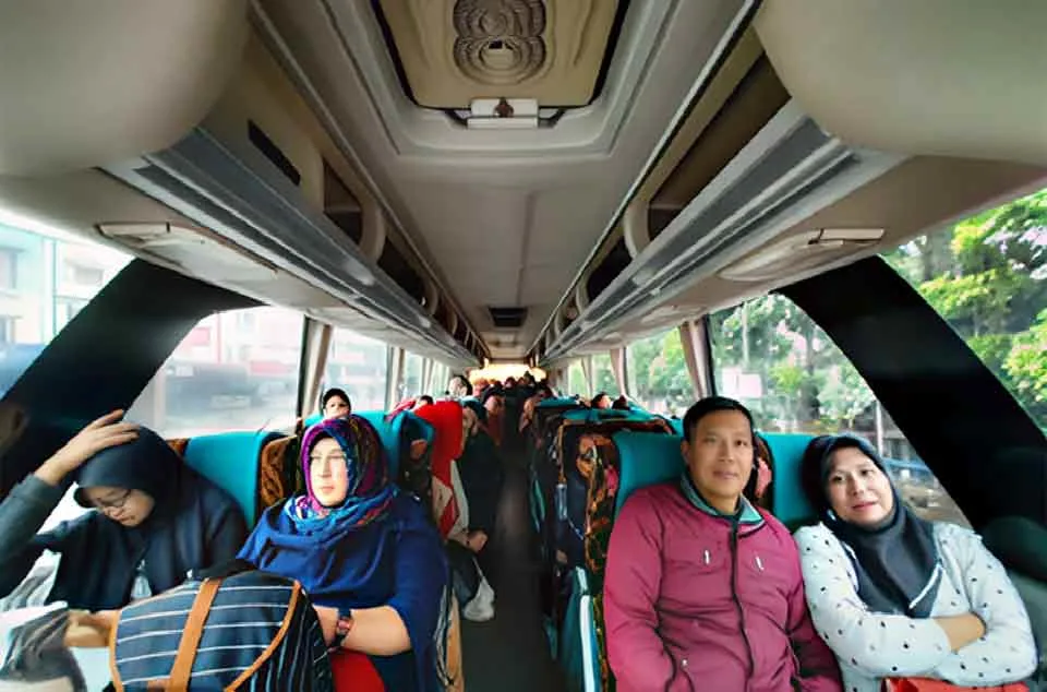 kelebihan konfigurasi kursi bus 2-2