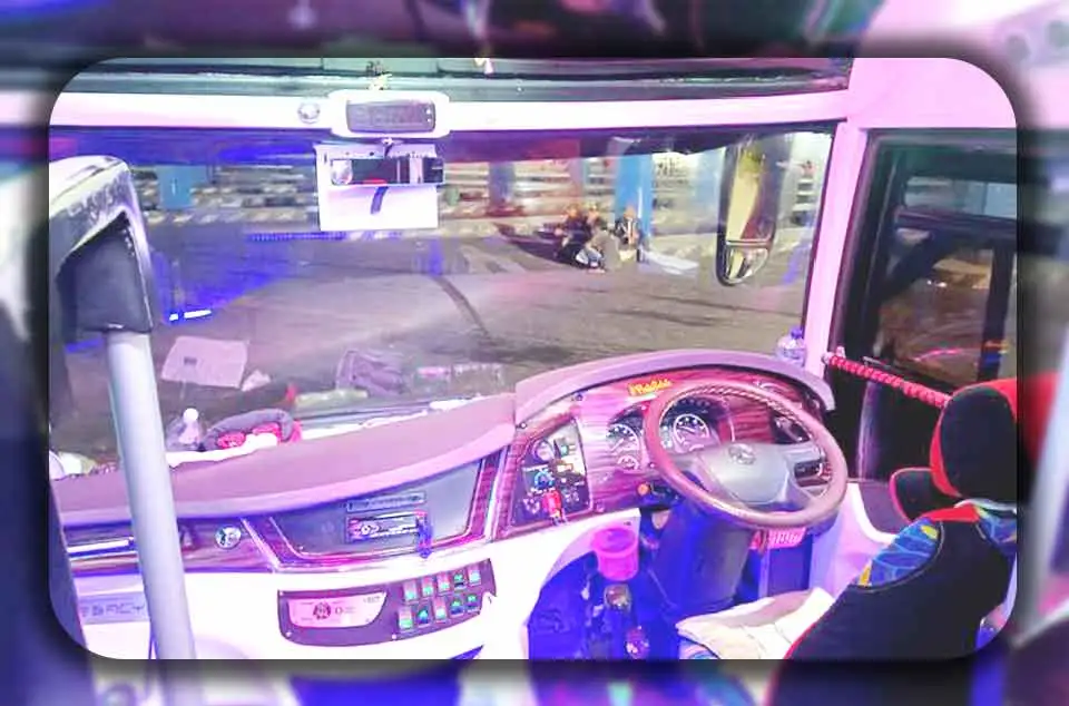 pencahayaan interior bus eksklusif untuk rombongan dari Depok