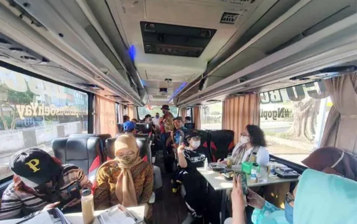 sewa bus di Bekasi yang ada fasilitas meetingnya