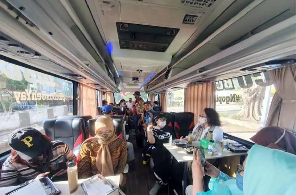 sewa bus di Bekasi yang ada fasilitas meetingnya