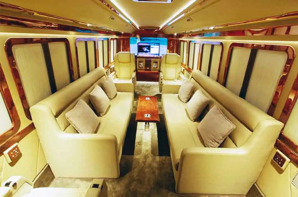 sewa bus mewah Jakarta fasilitas meeting