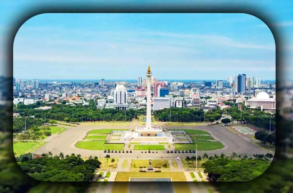 Perbandingan antara Monas dan Kota Tua