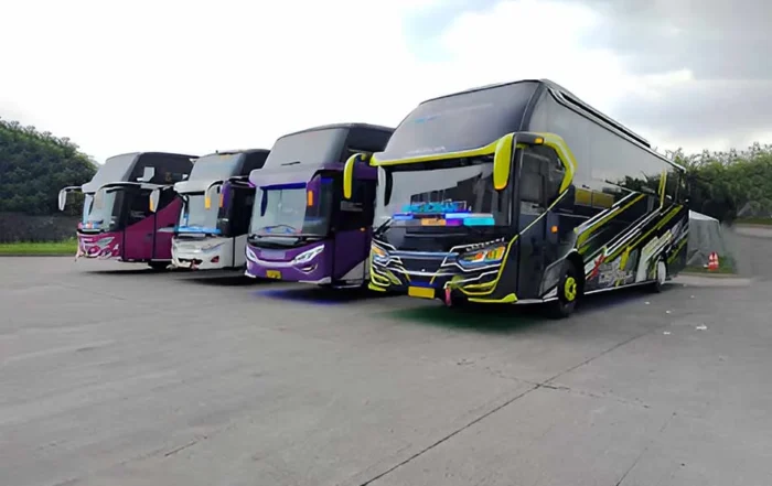 Tren Livery Bus Pariwisata dengan Corak Cerah di Depok