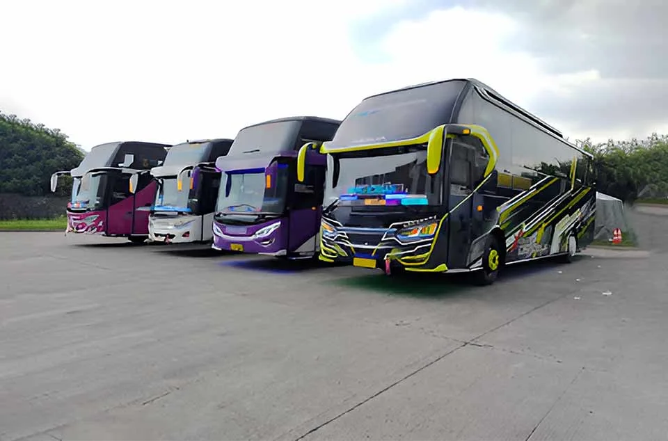 Tren Livery Bus Pariwisata dengan Corak Cerah di Depok