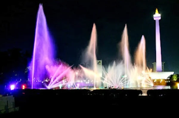 atraksi air mancur menari Monas malam hari