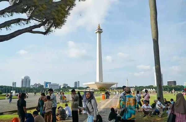 jam buka kawasan Monas hari ini