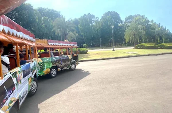 jam buka operasional Monas hari ini
