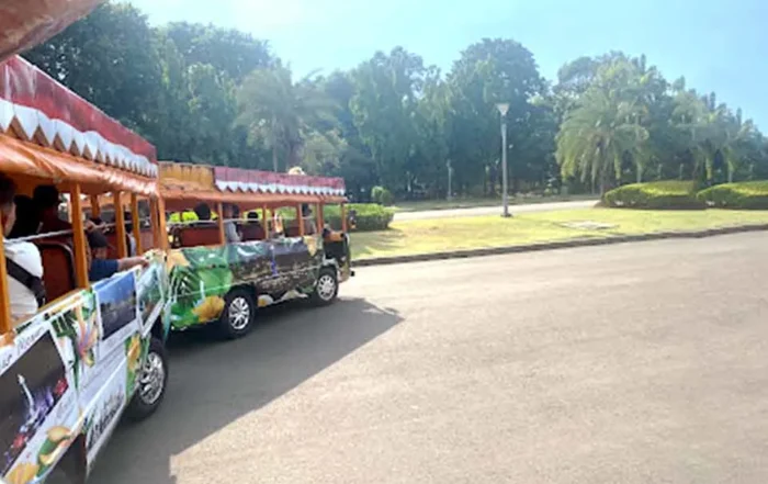 jam buka operasional Monas hari ini