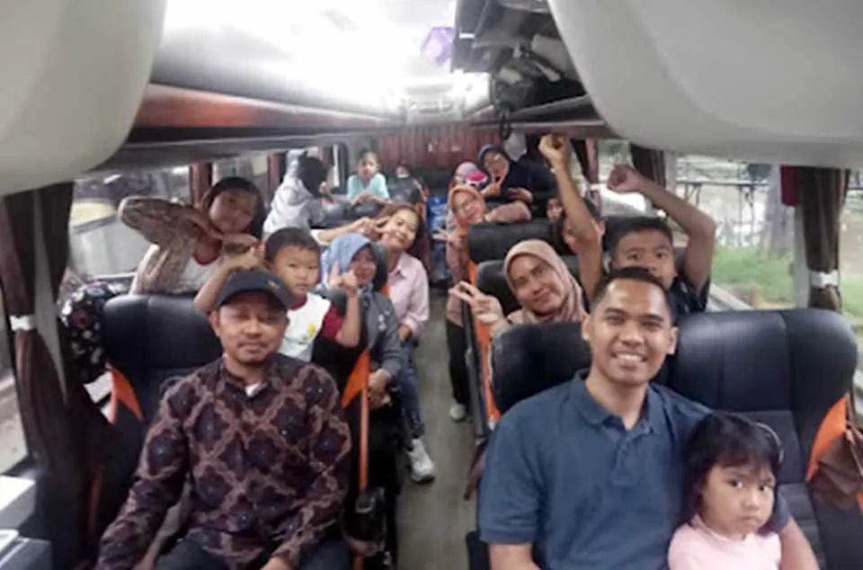 kapasitas kursi bus medium 31 seat