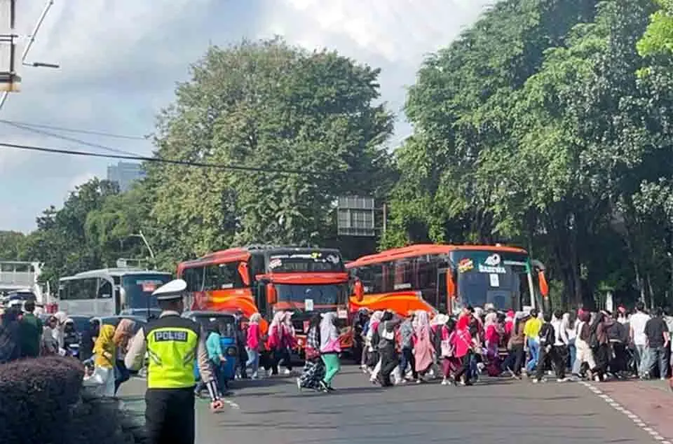 koordinasi rombongan wisata dalam satu armada