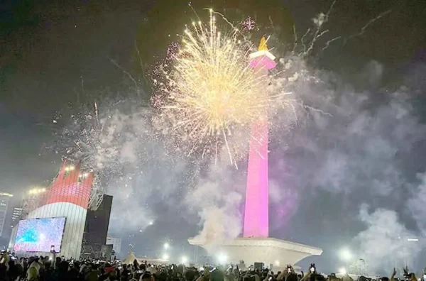peran Monas sebagai ruang publik dan paru-paru kota