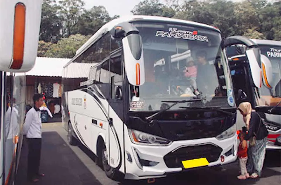 sewa bus medium Bekasi murah