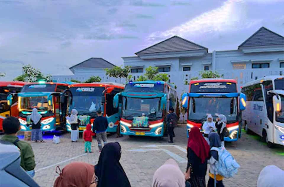 sewa bus medium Bogor murah