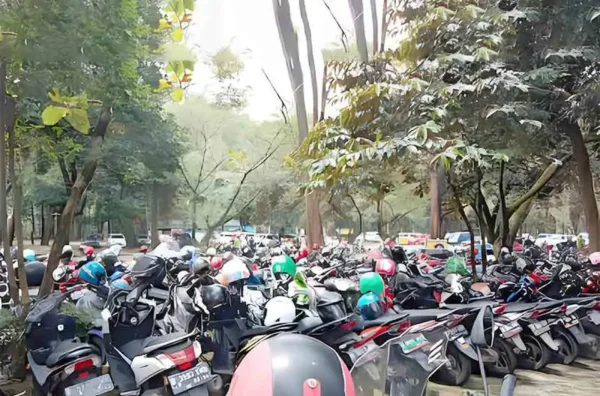 tarif parkir motor dan mobil di Ragunan
