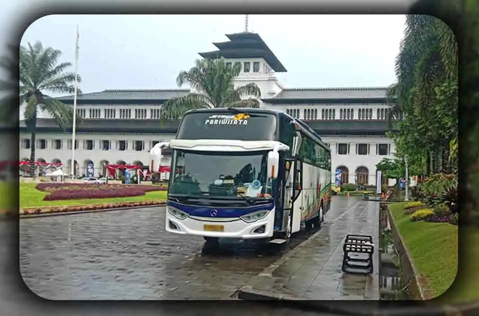 rute bus pariwisata ke tempat wisata viral Tren Destinasi Populer yang Memengaruhi Pilihan Sewa Bus Pariwisata
