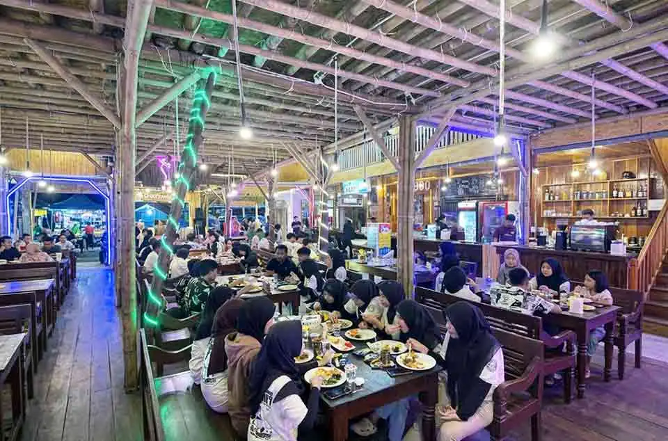 biaya makan prasmanan seafood di Pangandaran