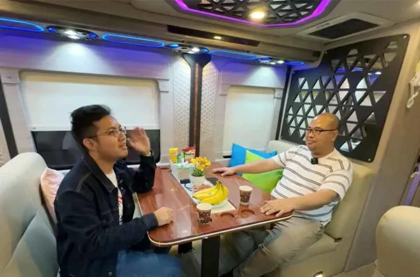 fasilitas bus pariwisata mewah tipe luxury