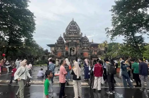 perbandingan fasilitas ramah anak di Monas vs TMII