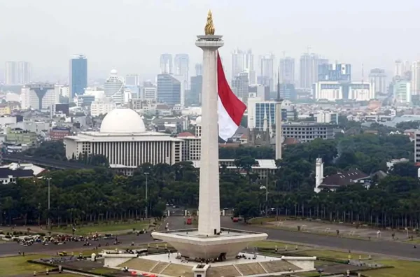 perkembangan fasilitas wisata Monas modern