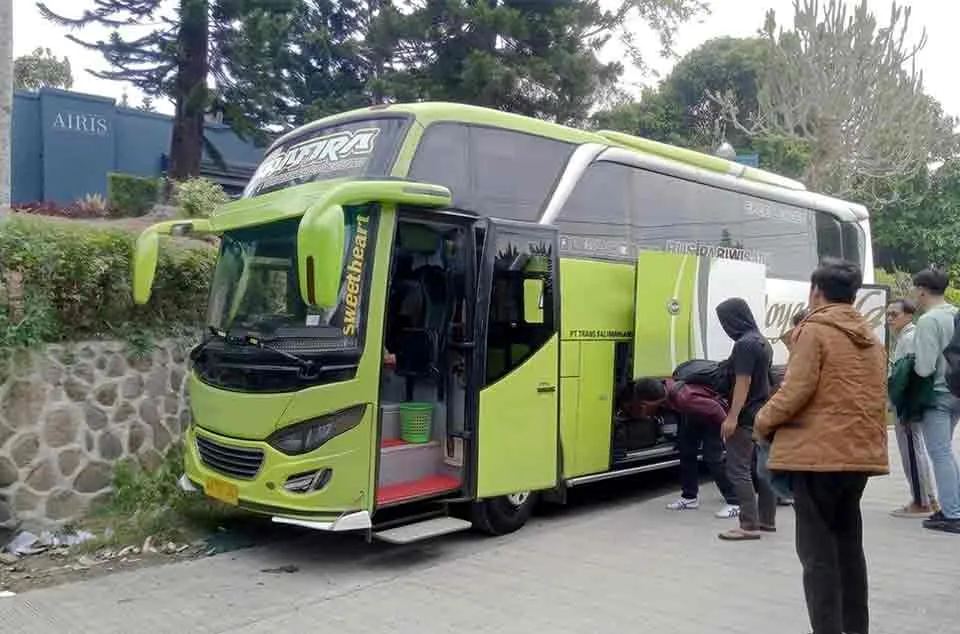 rekomendasi bus medium untuk tanjakan ekstrem Puncak