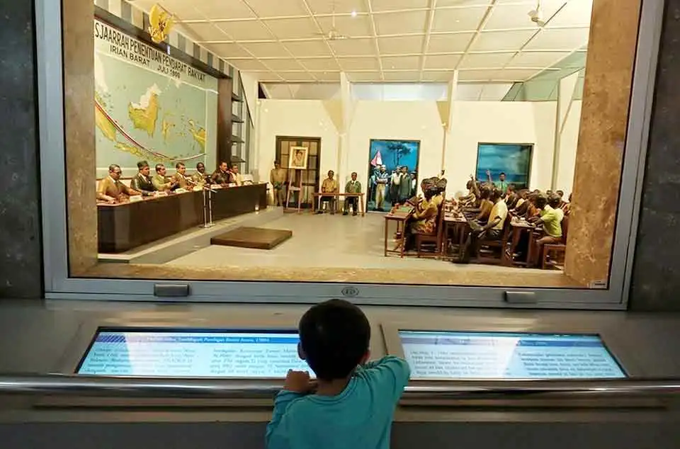 ruang bawah tanah Monas berisi apa saja