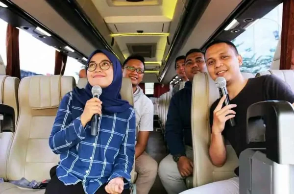sewa bus pariwisata Depok fasilitas karaoke seru