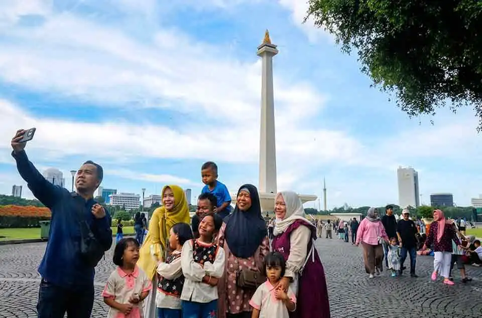 tips mengajak lansia dan anak-anak liburan ke Monas