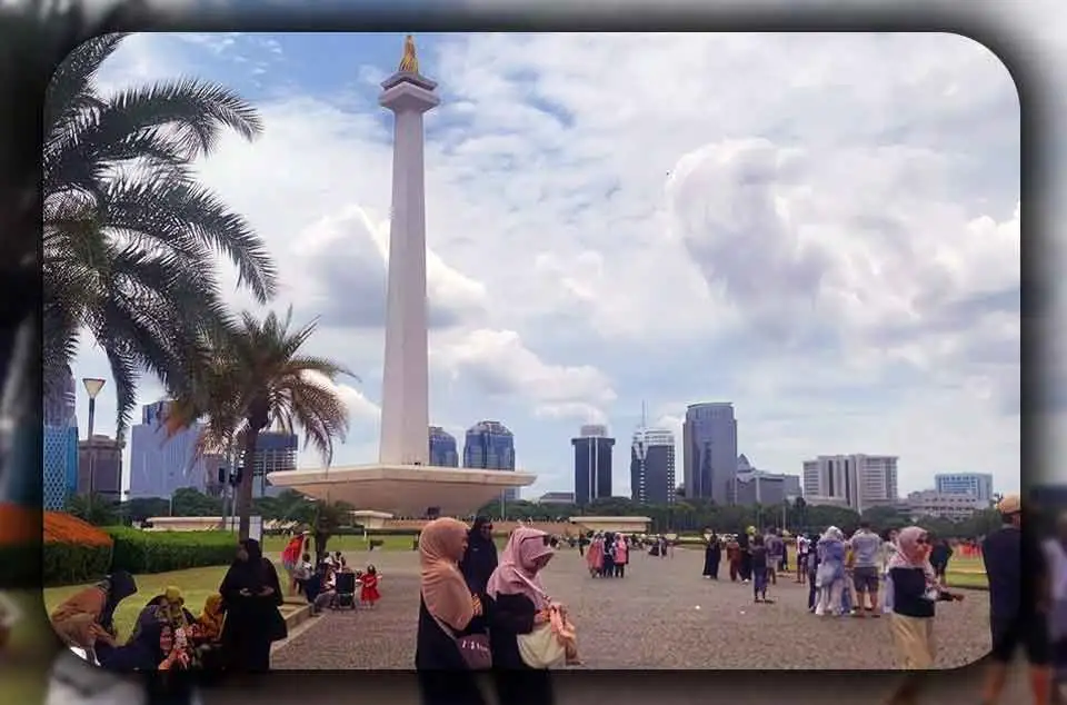 Liburan Keluarga Bahagia di Monas Jakarta