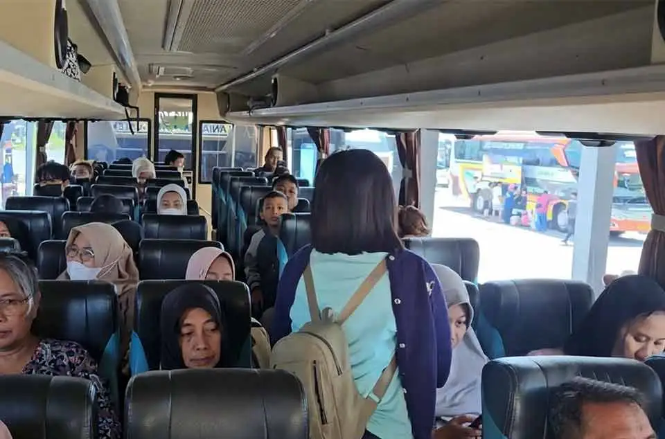 berdiri di lorong bus saat melewati tikungan tajam