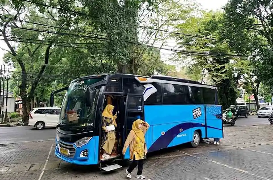 ciri-ciri bus pariwisata terpercaya dan laik jalan