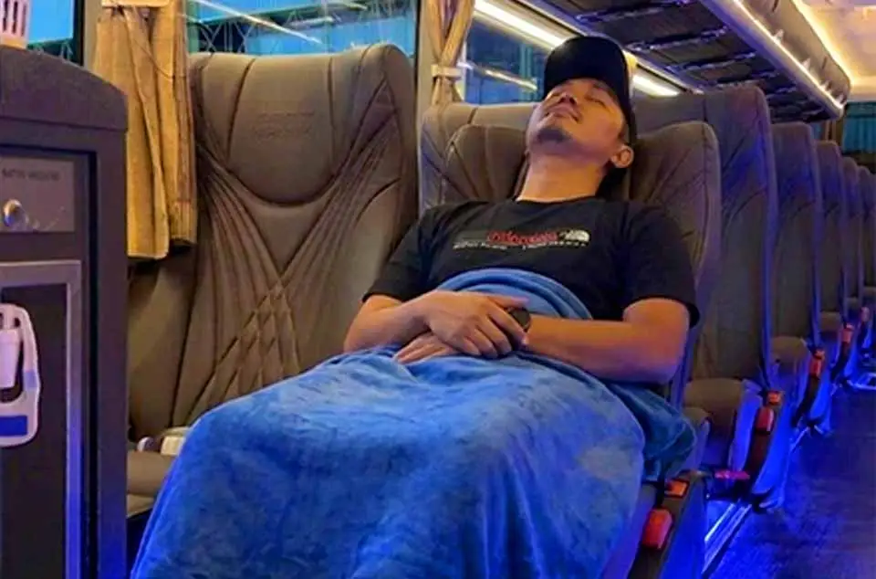 etika merebahkan kursi (reclining seat) di bus pariwisata