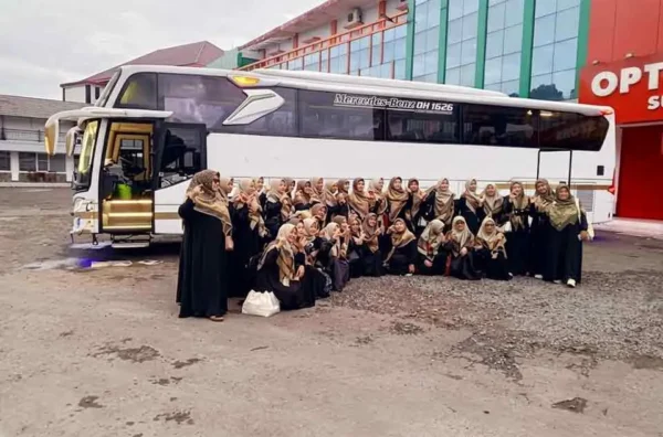 keuntungan menyewa bus pariwisata untuk liburan keluarga