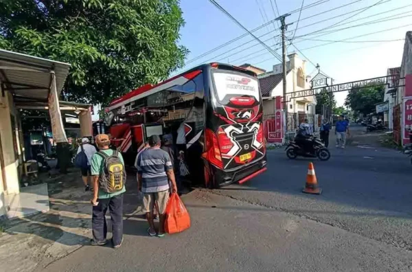 perbandingan harga sewa Hiace vs medium bus