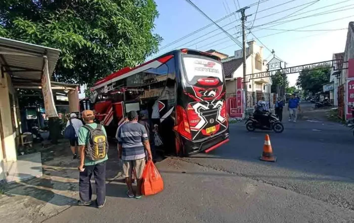 perbandingan harga sewa Hiace vs medium bus
