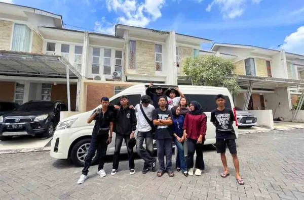 perbedaan sewa Hiace dan bus pariwisata medium