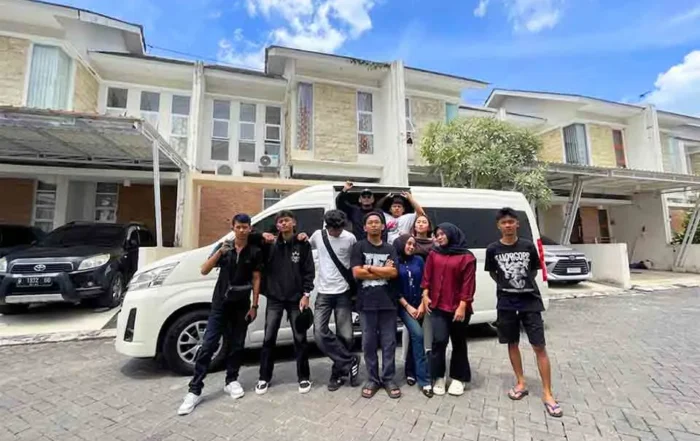 perbedaan sewa Hiace dan bus pariwisata medium