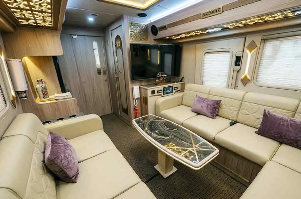 sewa bus mewah dengan meeting room terdekat di Depok