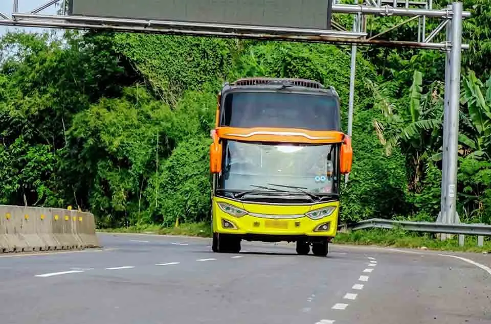 tarif sewa bus pariwisata Tangerang per hari