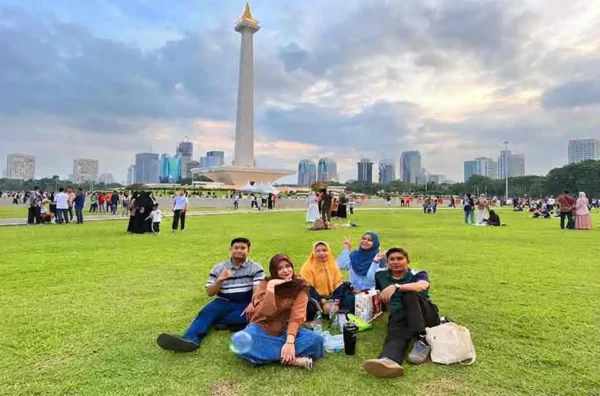 tips piknik keluarga murah di taman Monas
