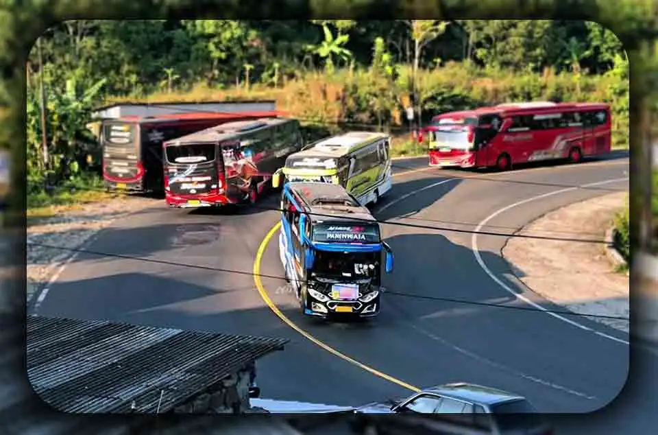 Suspensi dan Poisi Kursi Bus Pariwisata yang Ideal untuk Anak di Rute Curam Bogor