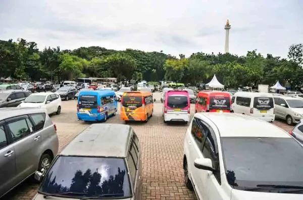 akses parkir dan penjemputan bus pariwisata sekolah di IRTI Monas