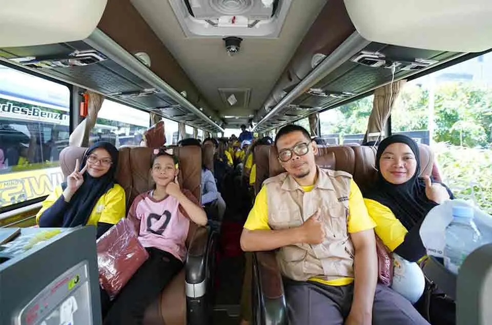 cerita liburan keluarga besar naik bus pariwisata